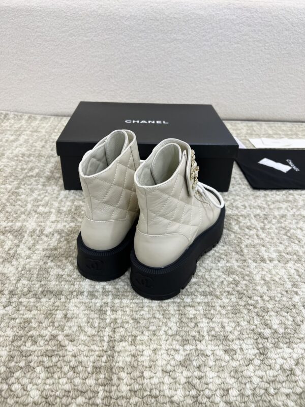 New Collection Chanel Shoes 381